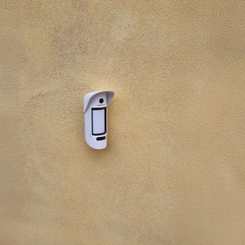 Détecteur extérieur sur un mur.